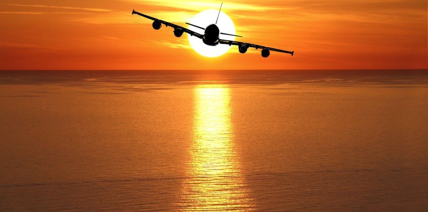 Самолет над морем