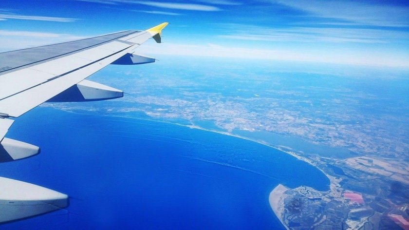 Самолет над морем