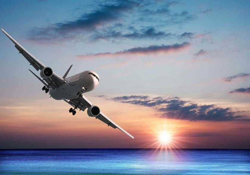 Самолет над морем