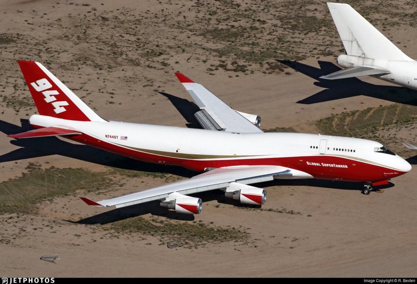 Boeing 747 Supertanker