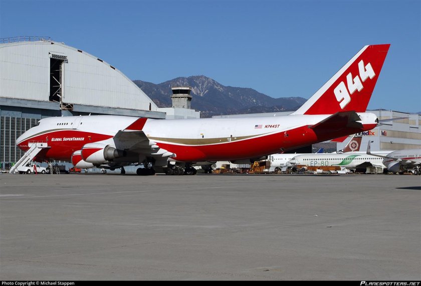 Boeing 747 Supertanker