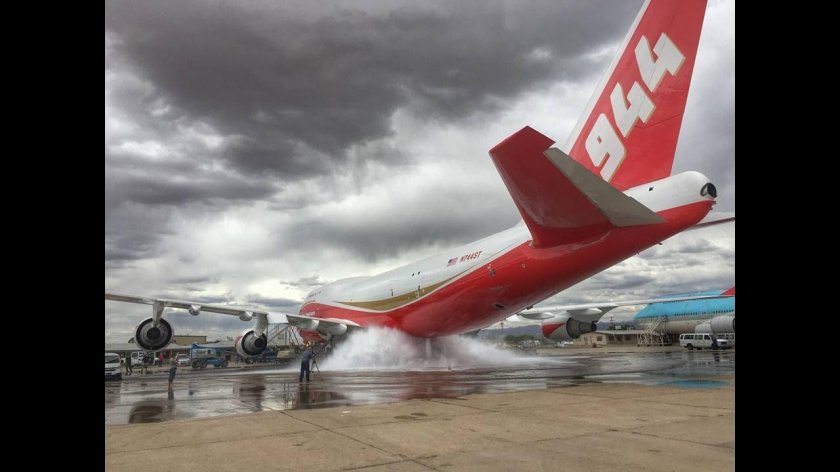 Boeing 747 Supertanker