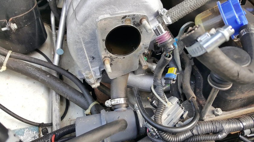 Шланги на дроссельной заслонки Нива Шевроле