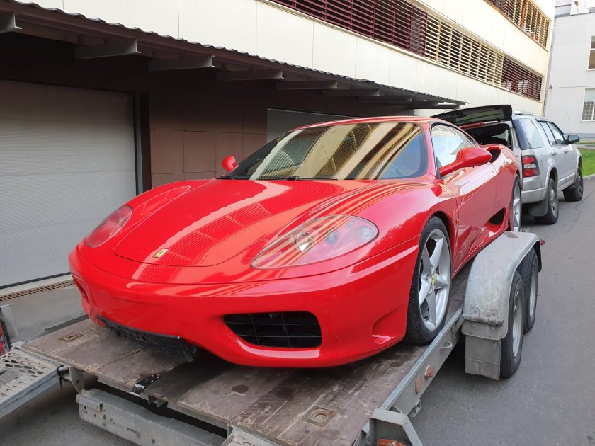 Розовая Феррари