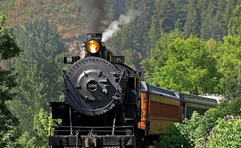 Железная дорога с паровозом