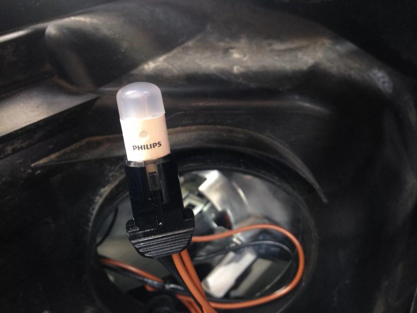 Шкода Фабия лампочка габарита задний