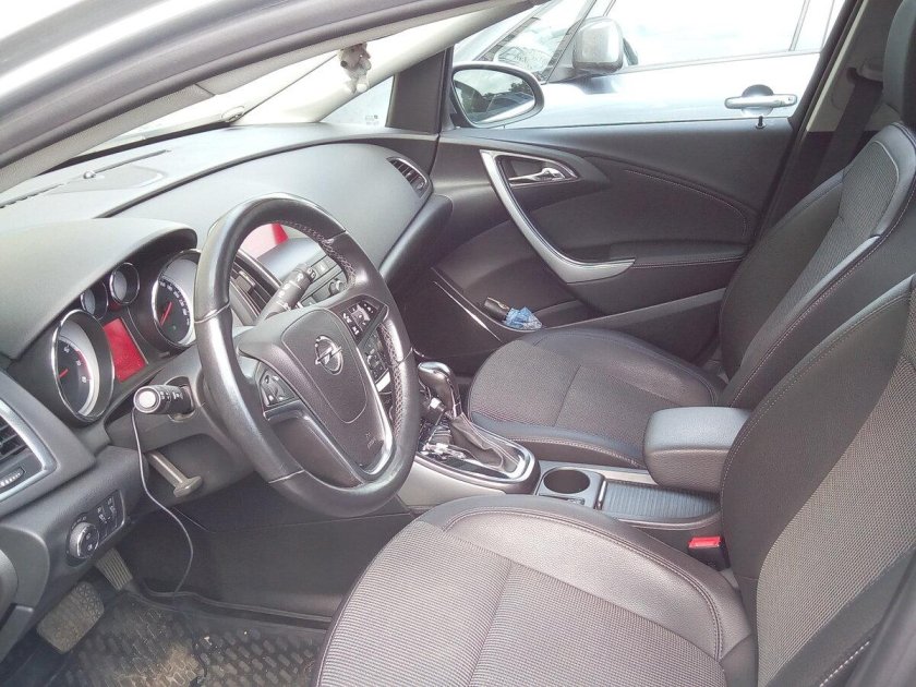 Opel Astra 2010 салон