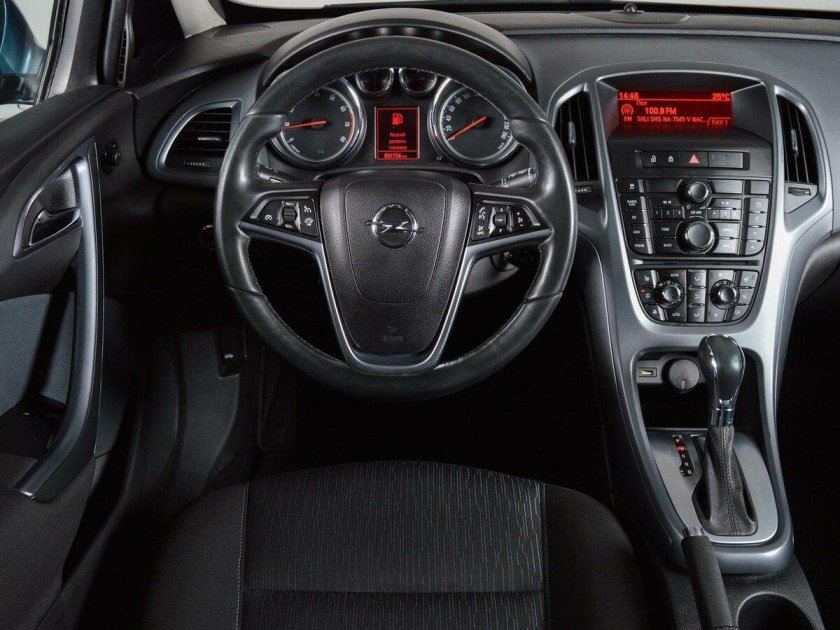 Opel Astra GTC 2012 салон