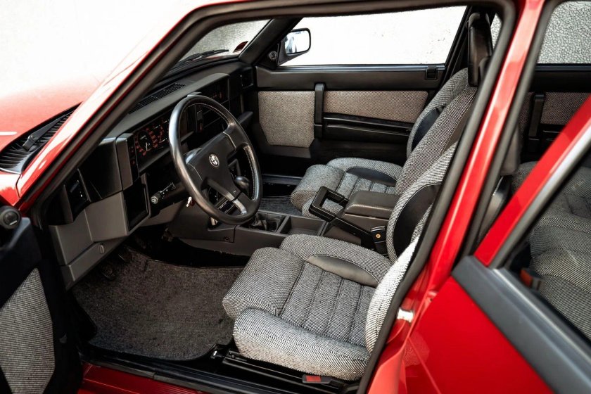 Alfa Romeo 75 Interior