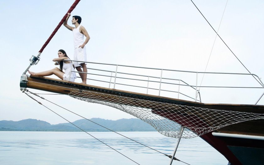 Девушка на яхте