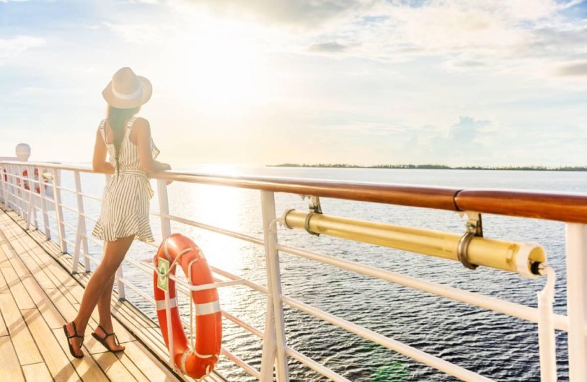 Люди на палубе корабля