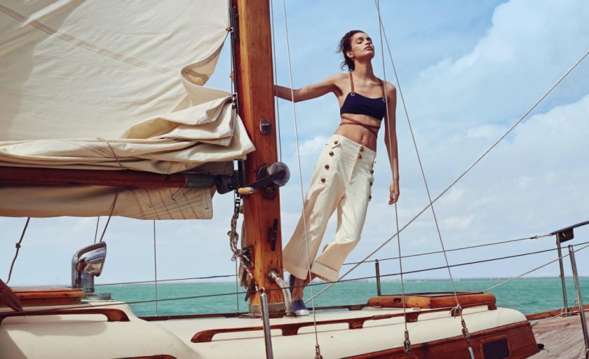 Девушка на паруснике