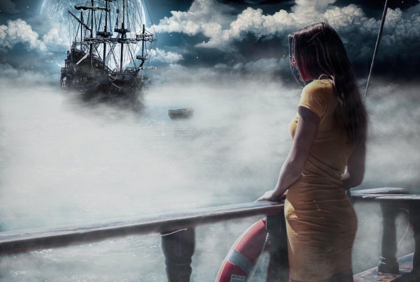 Девушка на фоне корабля