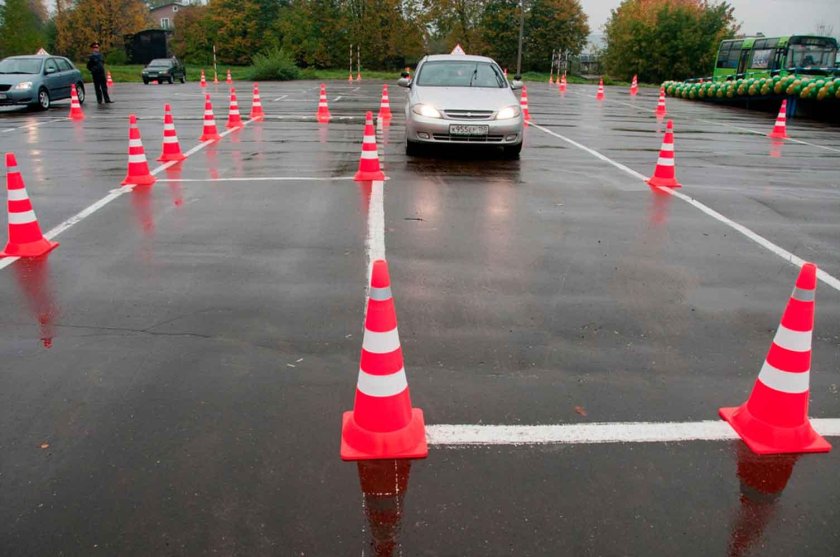 Учебная езда на автодроме