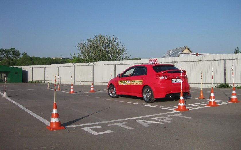 Учебная езда на автодроме