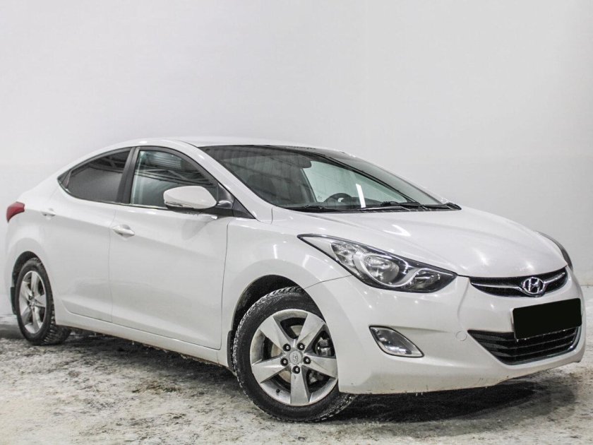 Hyundai Elantra белая