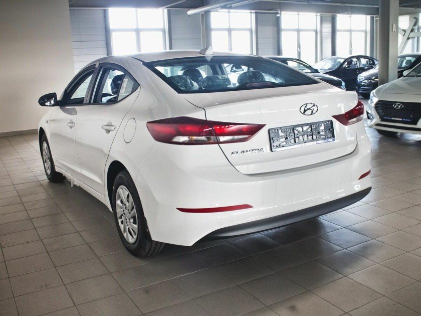 Хендай Элантра 2017 белая
