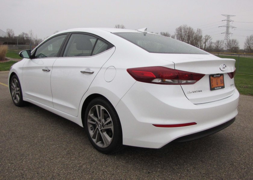 Хендай Элантра 2017 белая