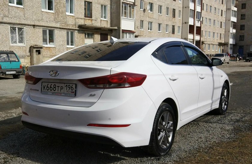 Hyundai Elantra белая с черной крышей