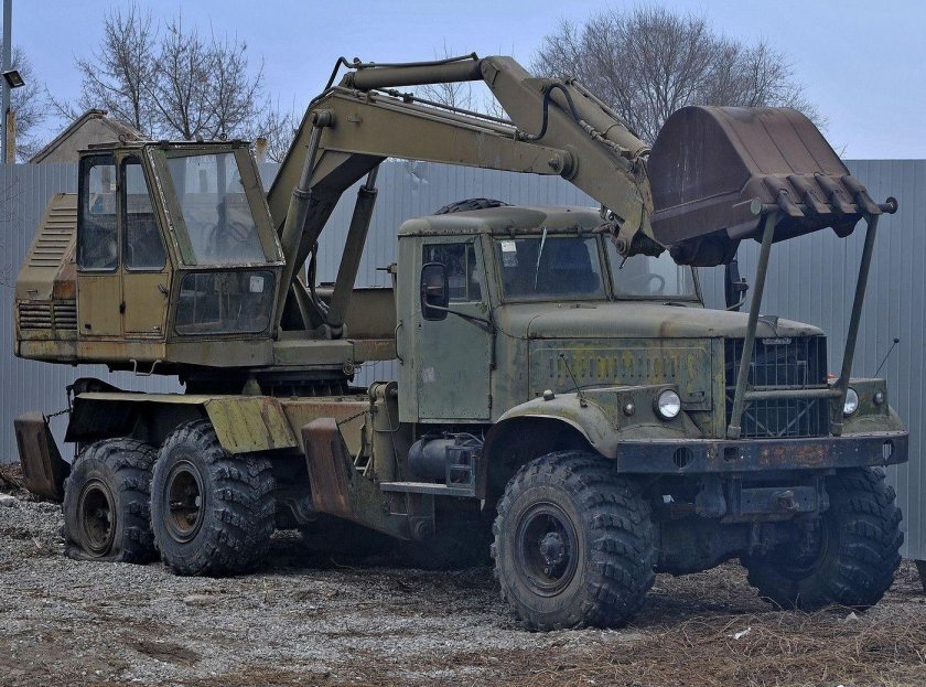 КРАЗ экскаватор военный