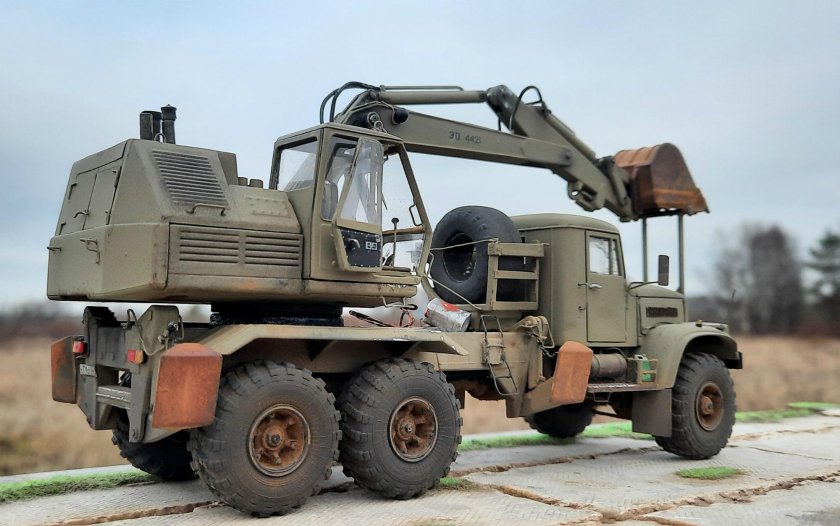 КРАЗ 255 С экскаватором фото сгоревший