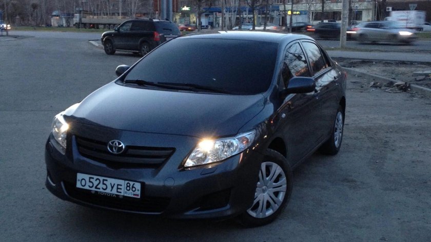 Черная Тойота Королла 150 тонированная