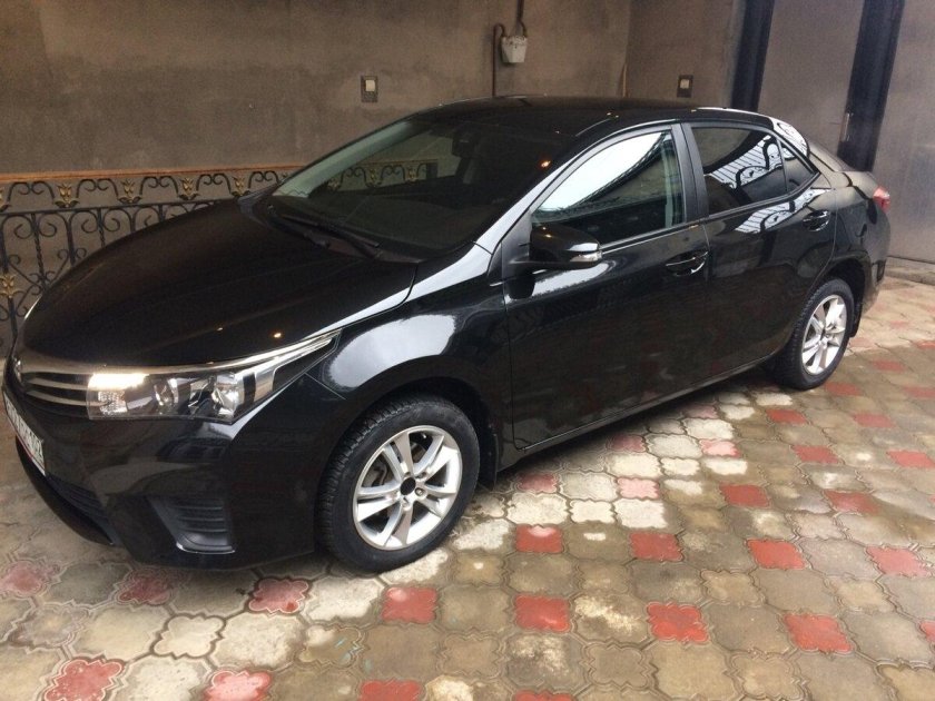 Тойота Королла 2014 черная