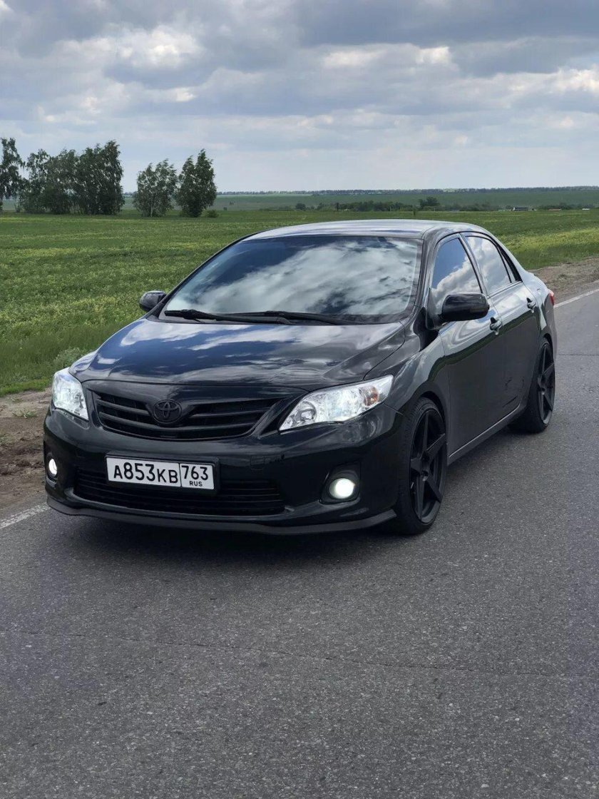 Toyota Corolla черная