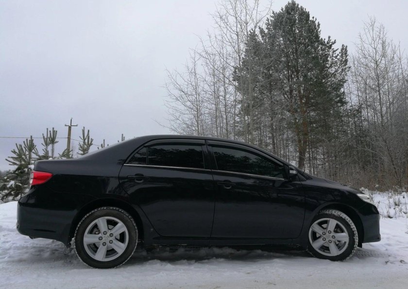 Черная Тойота Королла 150 тонированная