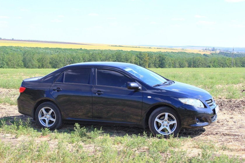 Черная Тойота Королла 150 тонированная