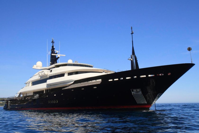 Альфа Неро яхта