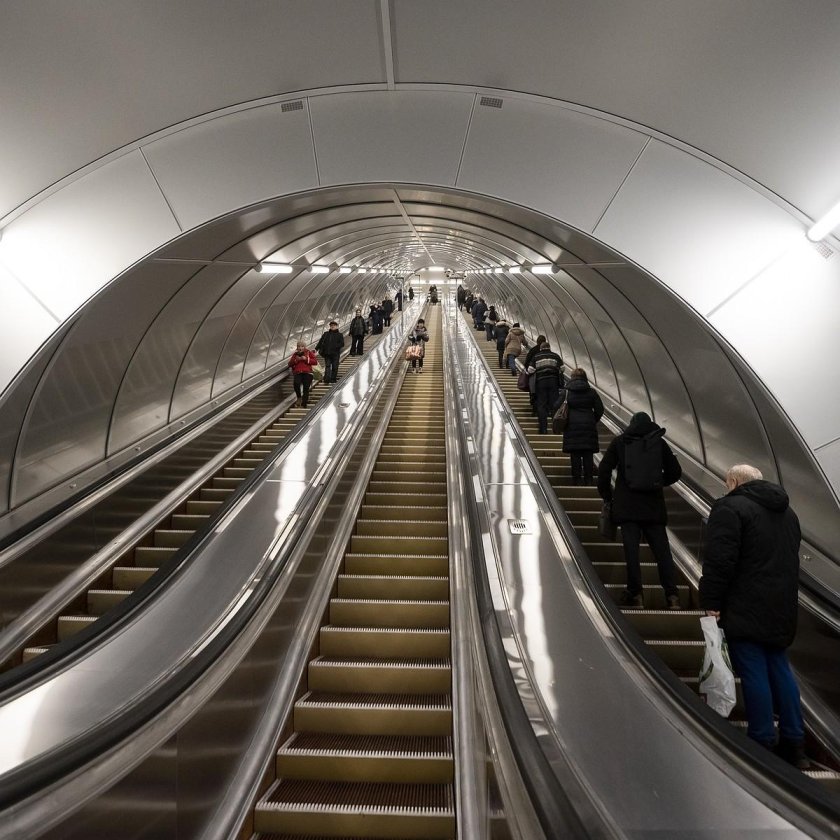 Метро Василеостровская эскалатор