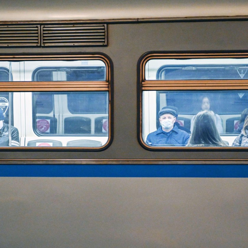 Поезд метро Москва 2020 на станции