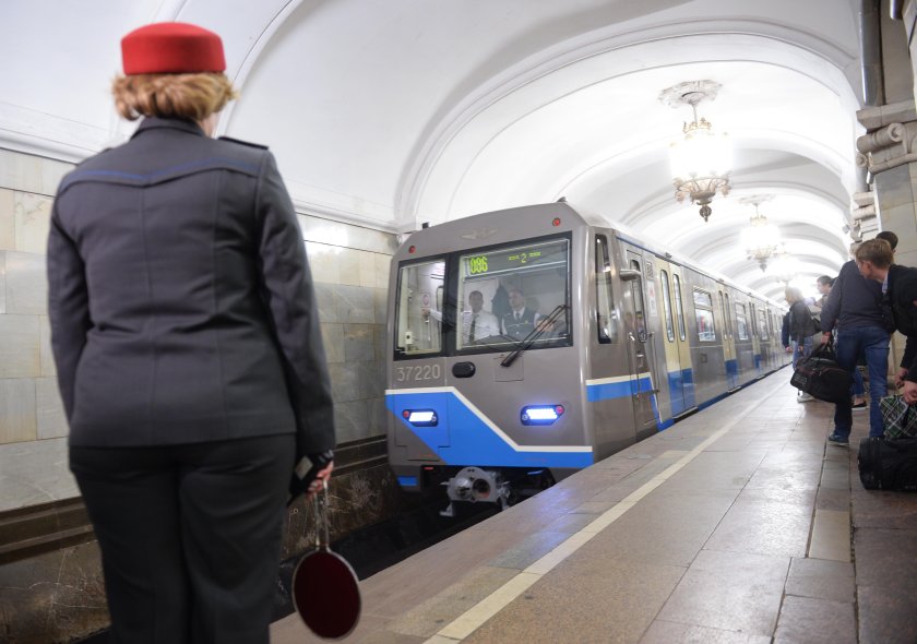 Станция метро с поездом