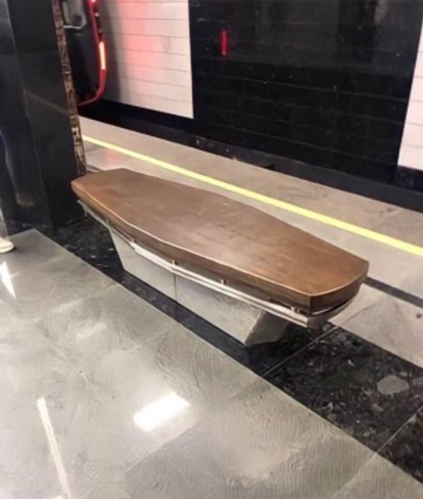 Скамейки на станции Каховская