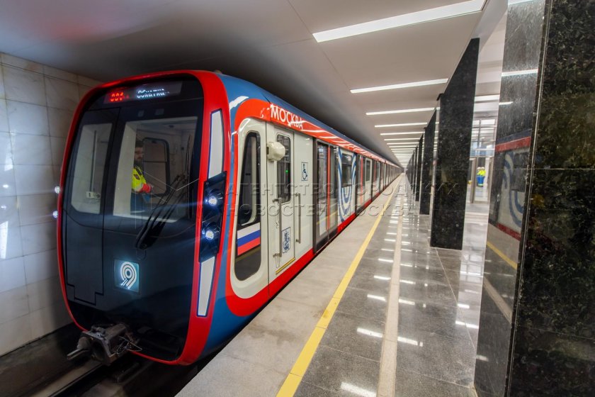 Новогодний вагон метро