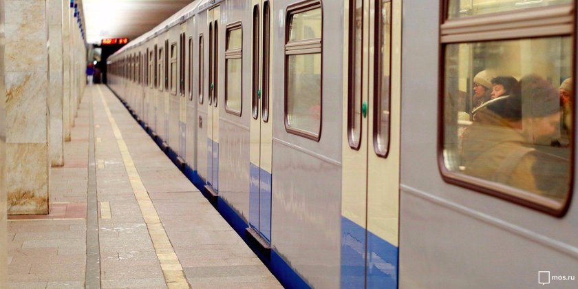 Калининская линия метро поезда