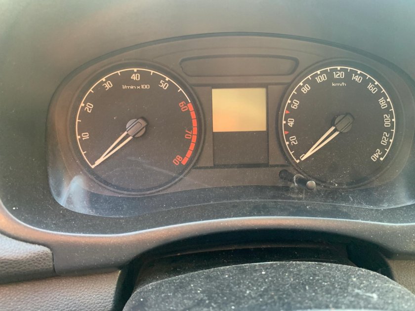 Указатель бензина на панели Шкода Фабия