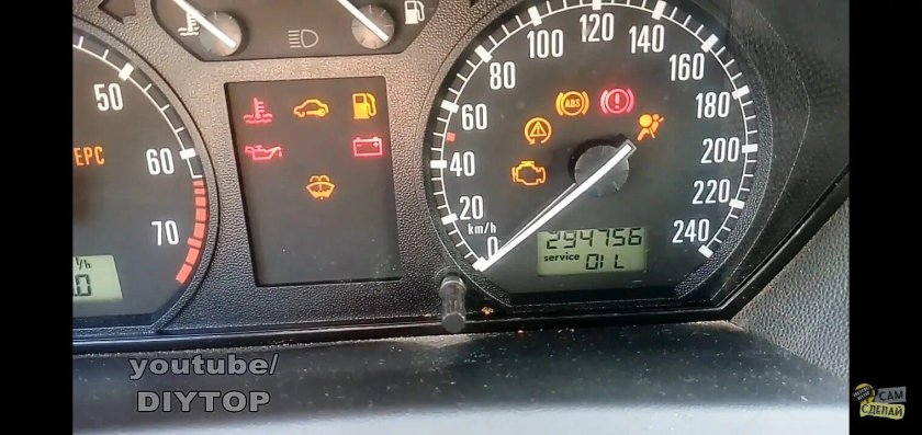 Шкода Фабия 2013 года стрелка на панели