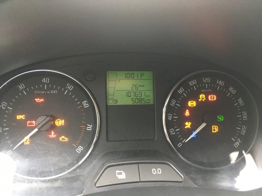 Шкода Фабия 2013 года стрелка на панели