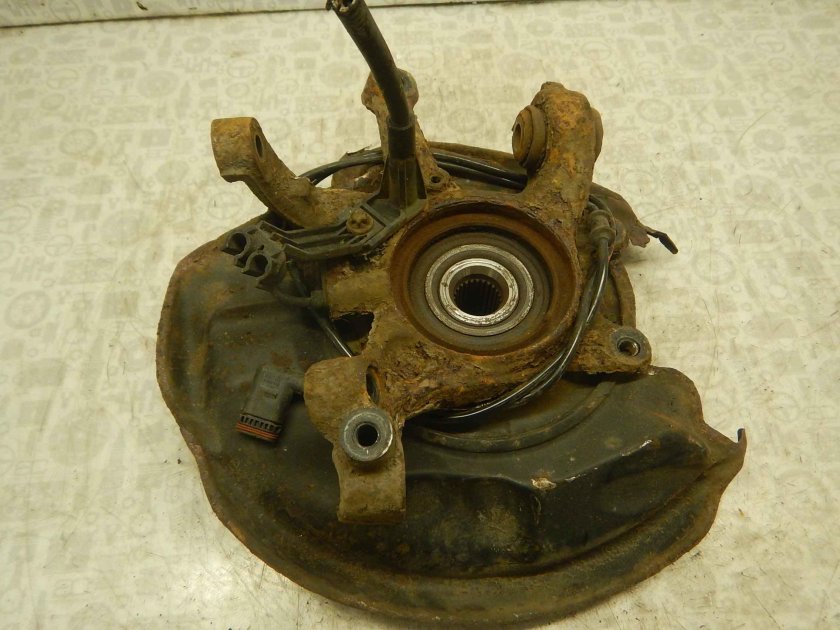 Кулак левый Mercedes w203