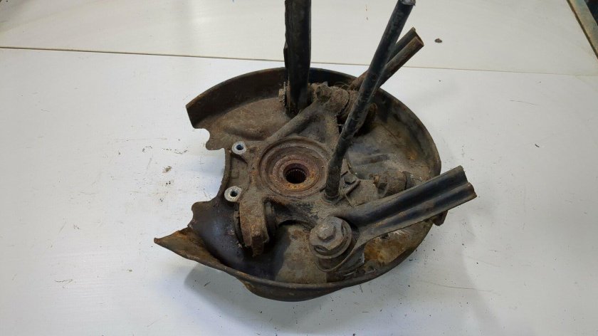 Кулак поворотный задний левый