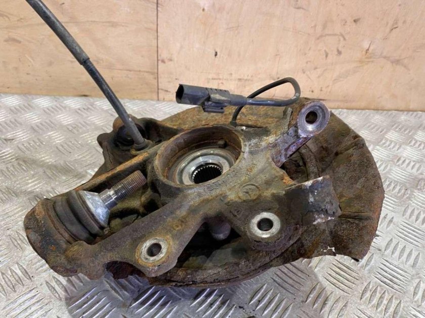 Кулак поворотный передний правый Мерседес 164 гл