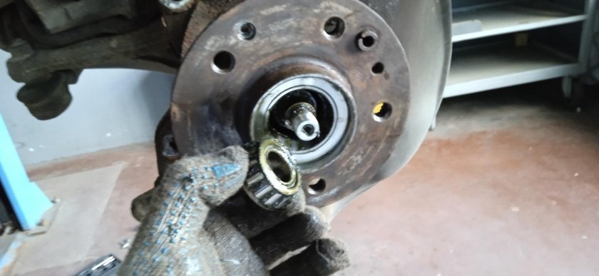 Передний ступичный подшипник Мерседес 124