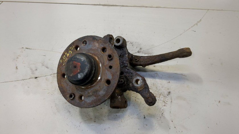 Кулак поворотный передний левый