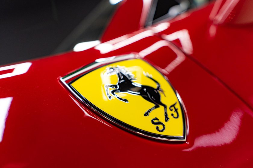 Феррари значок