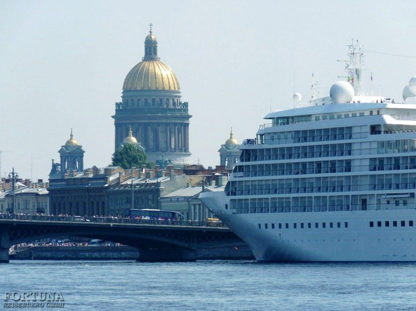 Круизный лайнер в Санкт-Петербурге