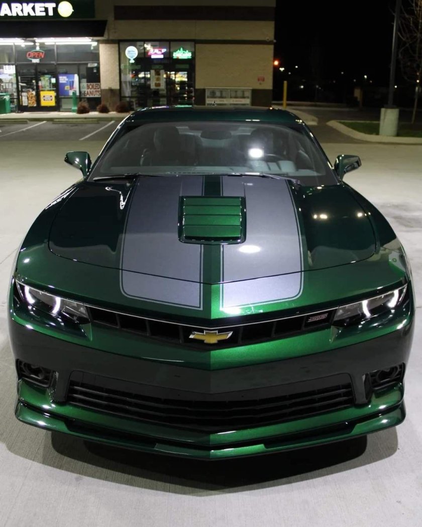 Chevrolet camaro зеленый