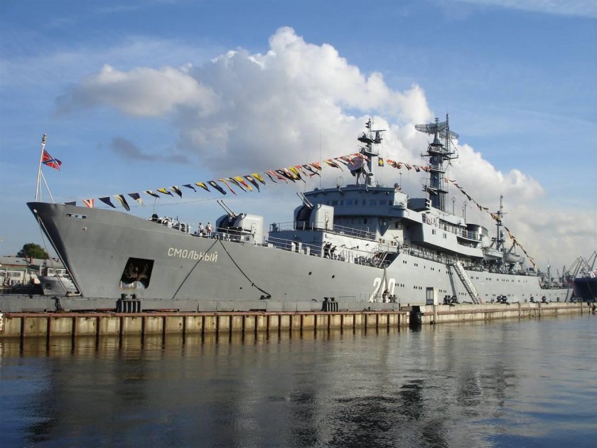 Смольный 300 военный корабль