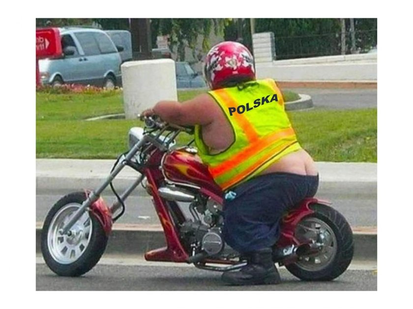 Толстый байкер на мотоцикле